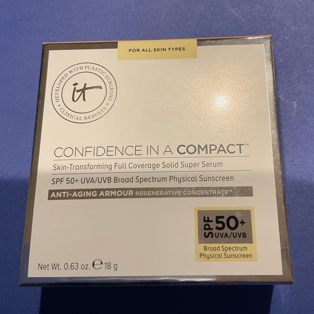 It Cosmetics Confidence in a Compact Color Medium